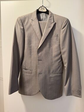 Egara Light Gray Single-Breasted Suit Jacket
